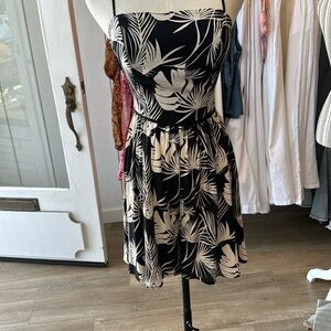 ROMPER CRISS CROSS STRAP BACK BLACK GROUND ECRU. ELASTIC WAIST IN THE BACK.